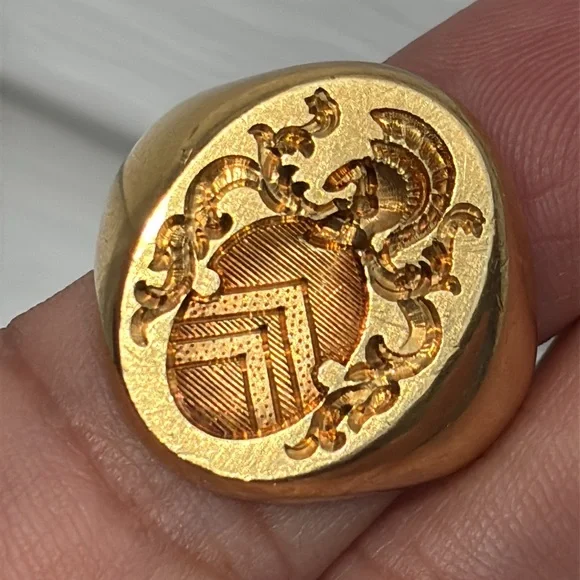 Vintage 18k Gold Crest Ring - Picture 1 of 9
